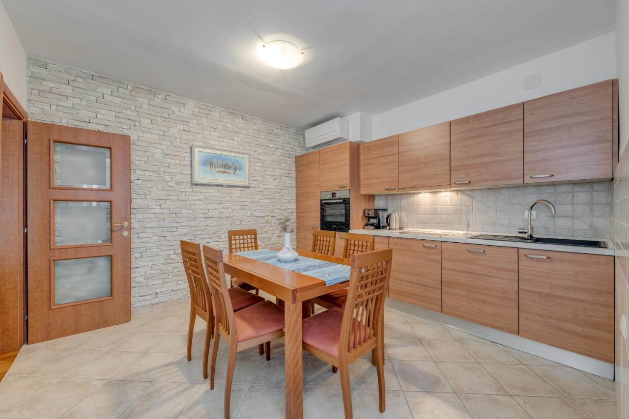 Apartmani Mirta Omiš Eksteriør billede