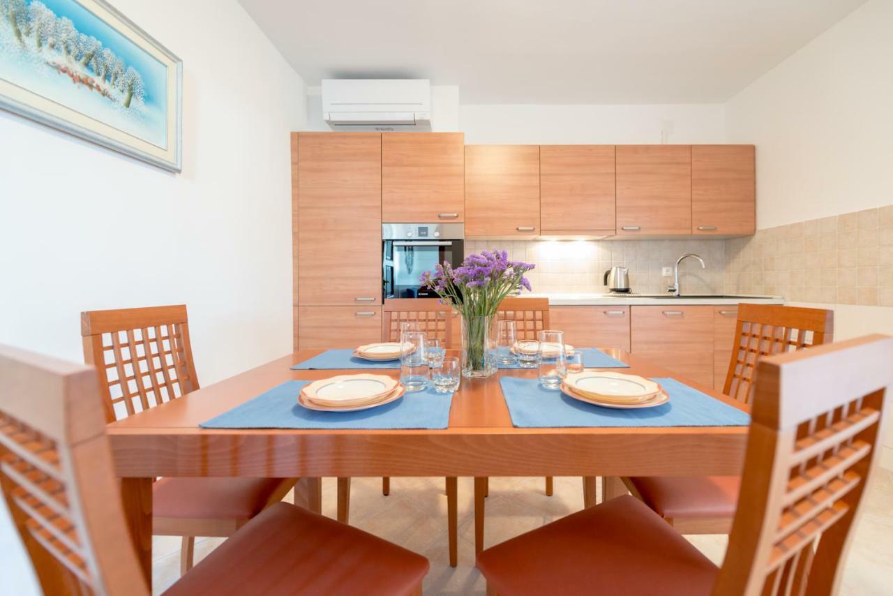 Apartmani Mirta Omiš Eksteriør billede