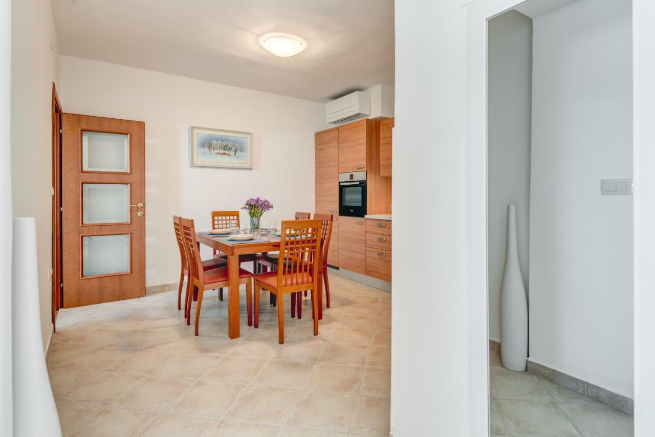 Apartmani Mirta Omiš Eksteriør billede